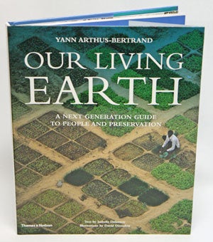 Stock ID 28007 Our living earth: a next generation guide to people and preservation. Isabelle Delannoy, Yann Arthus-Bertrand.